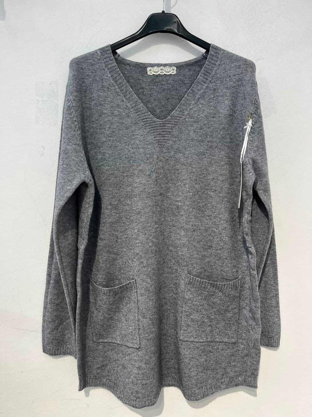 Jersey Largo Oversize Cuello V con bolsillos de Parche AH8042