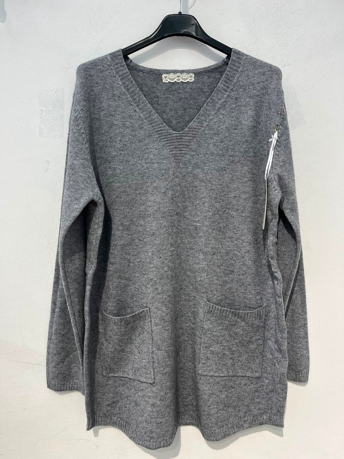 Jersey Largo Oversize Cuello V con bolsillos de Parche AH8042