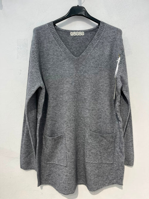 AH8042 Jersey Largo Oversize Cuello De Pico con bolsillos de Parche